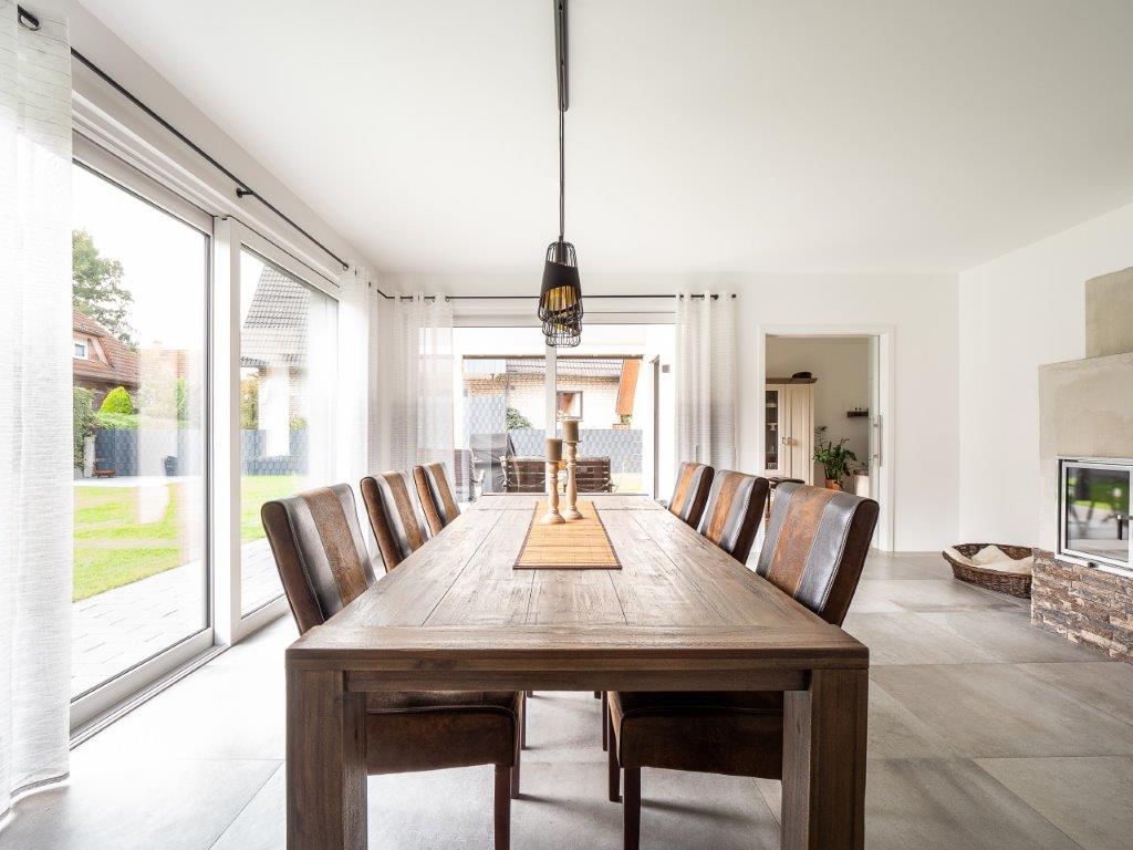 Heller Essbereich mit bodentiefen Fenstern in einem Einfamilienhaus von Wegner Haus in Paderborn-Sande